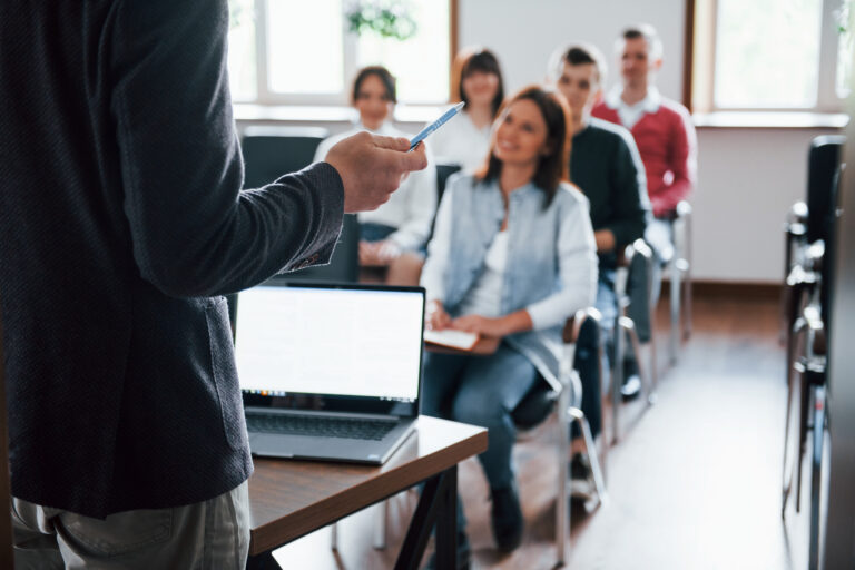 Curso superior fornece vantagem no mercado tech?